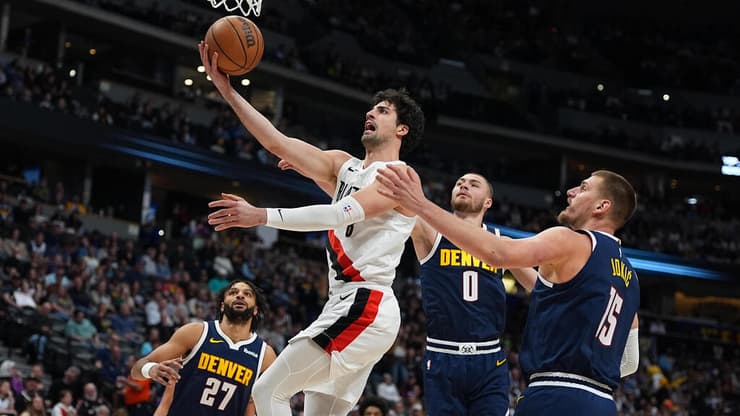 אבדיה מעל יוקיץ' (צילום: AP Photo/David Zalubowski) שחקן פורטלנד טרייל בלייזרס דני אבדיה מול שחקן דנבר נאגטס ניקולה יוקיץ'