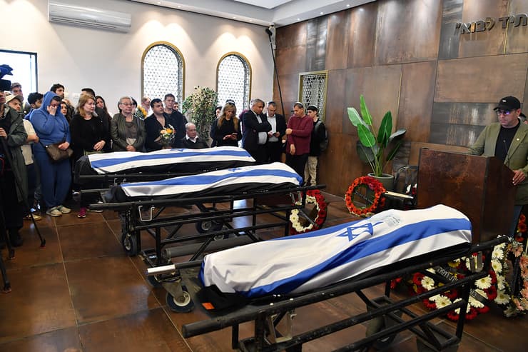 ארונות בני משפחת גרשוביץ' (צילום: פאול אורלייב) בני משפחת גרשוביץ' מובאים למנוחות