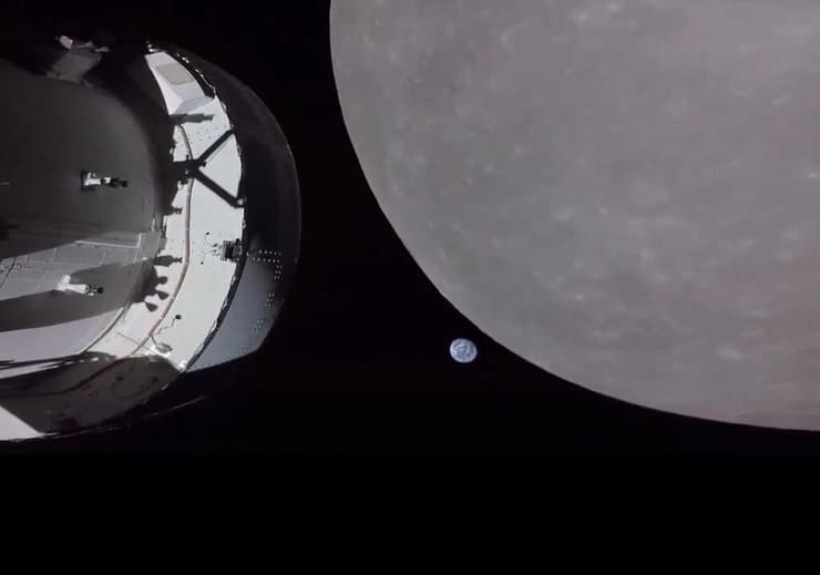 החללית, הירח וגם כדור הארץ (נקודה כחולה קטנה) בתמונה