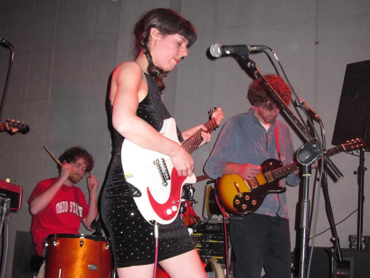 "אני לא מתכוונת להרוס ת׳אווירה/ אני פשוט קצת מפחדת שהסוף קרוב נורא״. קיקי מלינקי בהופעה בבית רדיקל (צילום: עמנואלה סטבסקי) קיקי מלינקי בהופעה בבית רדיקל