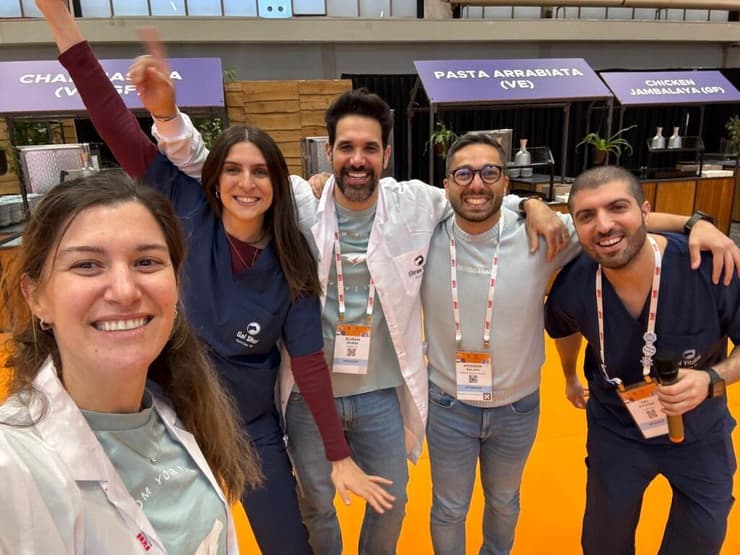 גל שור והצוות בתערוכה