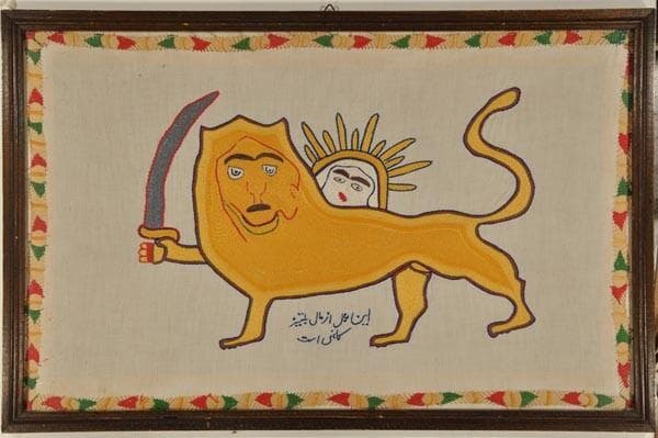 סמל האריה והשמש של הממלכה הפרסית – רקמה מעשה ידיה של בלקיס-חנה חוג'סטה, בורוג'רד, איראן, 1935 בקירוב (צילום: המרכז לתיעוד חזותי ע"ש אוסטר, אנו – מוזיאון העם היהודי, באדיבות שושנה פרלמוטר כהן, ישראל) סמל האריה והשמש של הממלכה הפרסית – רקמה מעשה ידיה של בלקיס-חנה חוג'סטה, בורוג'רד, איראן, 1935 בקירוב