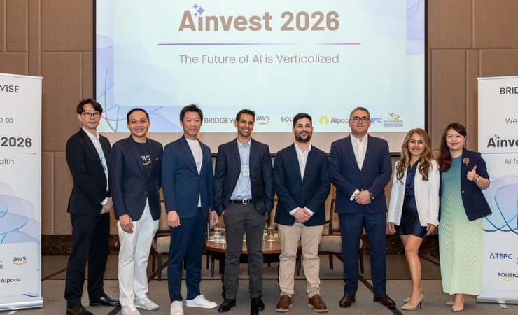 דור אליגולא (רביעי מימין) בכנס בתאילנד