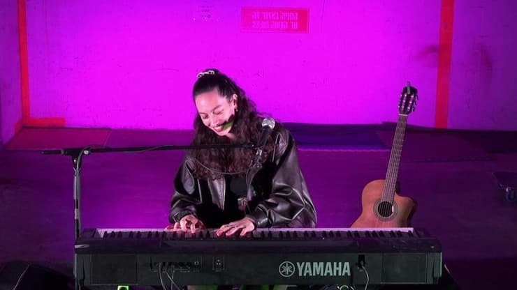 דניאל רובין בהופעה בחניון גן העיר (צילום: יניב גריידי, באדיבות מרכז ענב לתרבות) דניאל רובין בהופעה בחניון גן העיר