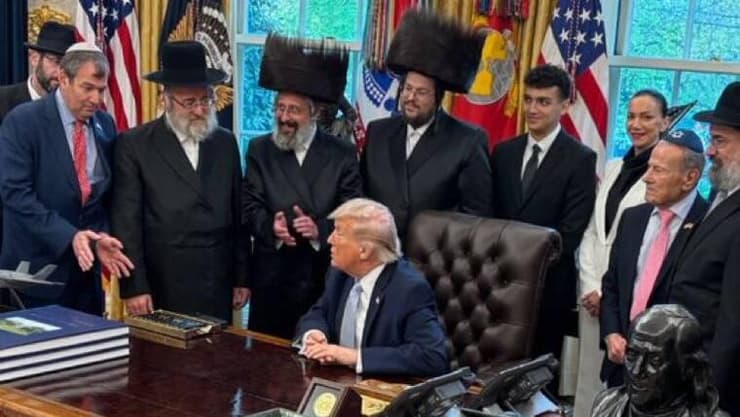 עידן אלכסנדר בבית הלבן יחד עם טראמפ עידן אלכסנדר בבית הלבן יחד עם טראמפ
