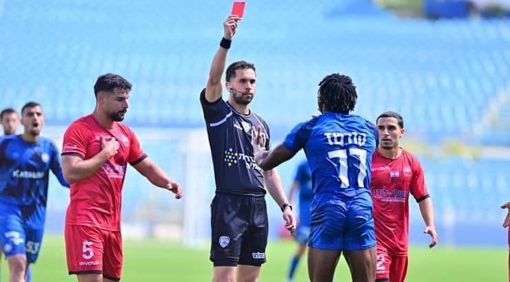 שי מגירא מראה לחוסה קורטס