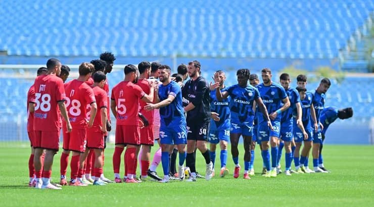 שחקני שתי הקבוצות