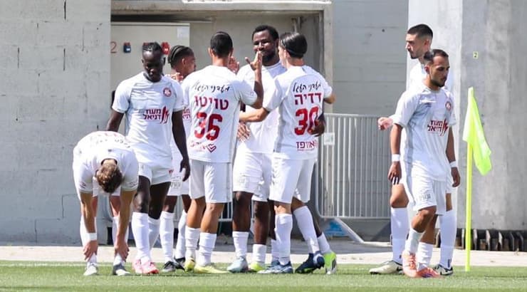 שחקני הפועל רמת גן חוגגים