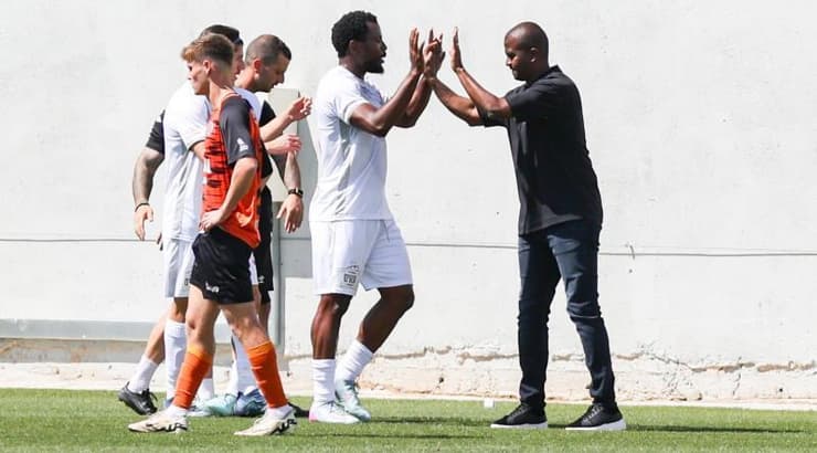 איזיקיאל הנטי חוגג עם מסאי דגו