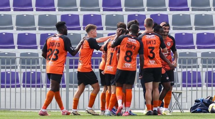 שחקני הפועל כפר שלם חוגגים