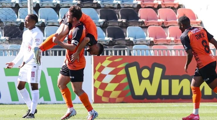 אוהד חזוט לוקח את כובש השער יובל אשכנזי על כתפיו