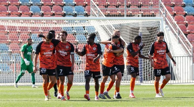 שחקני הפועל כפר שלם חוגגים