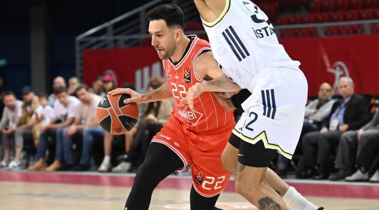 וסיליה מיציץ' חודר לסל