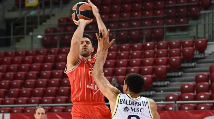 וסיליה מיציץ' זורק מעל וויד בולדווין