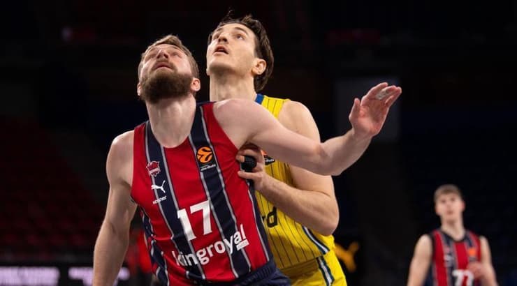 רומן סורקין מחכה לכדור (Credit: Baskonia Vitoria) רומן סורקין מחכה לכדור