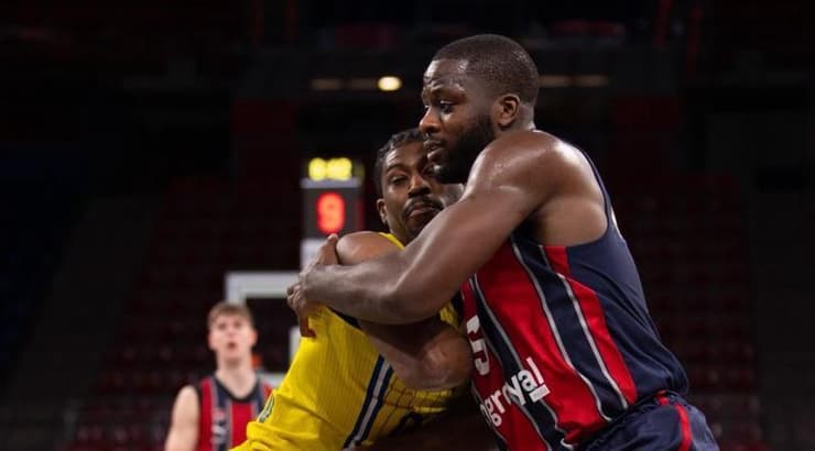 ג'ימי קלארק במאבק (Credit: Baskonia Vitoria) ג'ימי קלארק במאבק