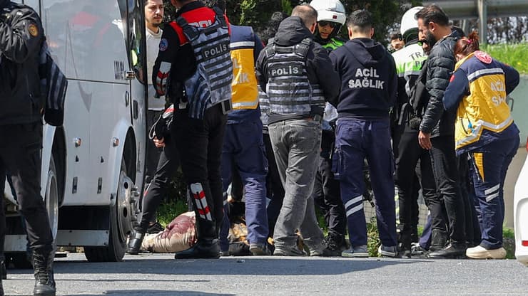 צילום: REUTERS/Murad Sezer ירי מחוץ לקונסוליה הישראלית באיסטנבול