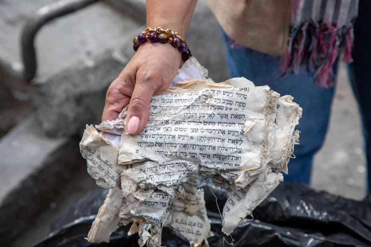ספרי קודש שנפגעו (צילום: Majid Saeedi/Getty Images) נזקי התקיפות בבית כנסת בטהרן