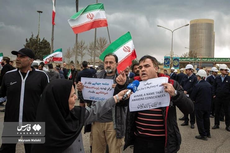 יסכל תקיפה? שרשרת אנושית עם דגלי הרפובליקה האיסלאמית שרשרת אנושית בקזווין כמחאה נגד המלחמה