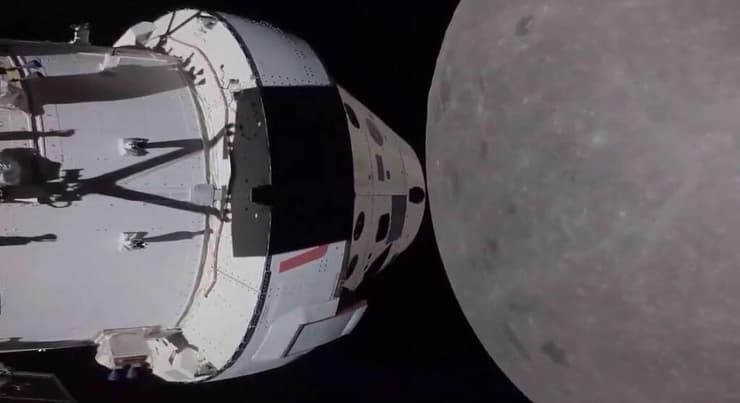 החללית אוריון והירח