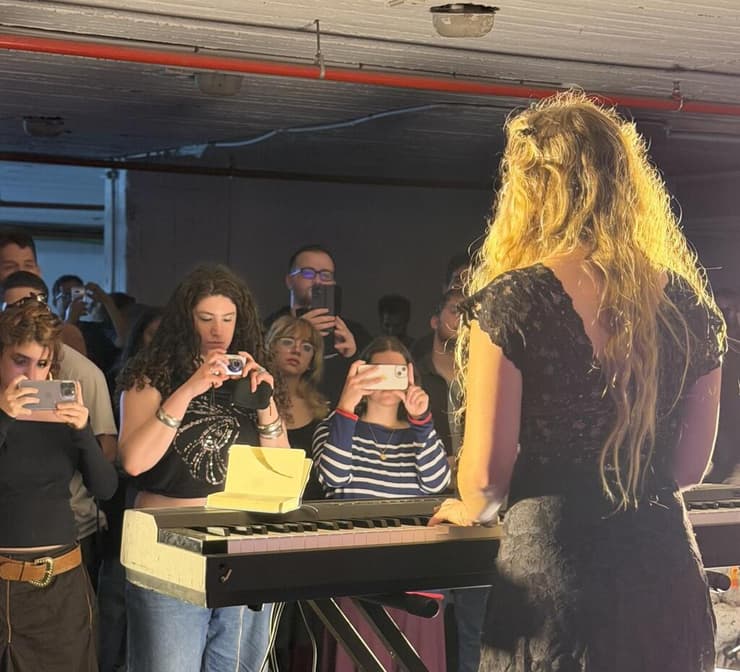 "לא רוצה מלחמות". עלמה גוב בהופעה בחניון גן העיר (צילום: שירה שבתאי, באדיבות מחלקת הצעירים של תל אביב) עלמה גוב בהופעה בחניון גן העיר