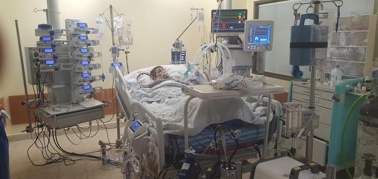 צחי קנבסקי בבית החולים לפני ואחרי הניתוח