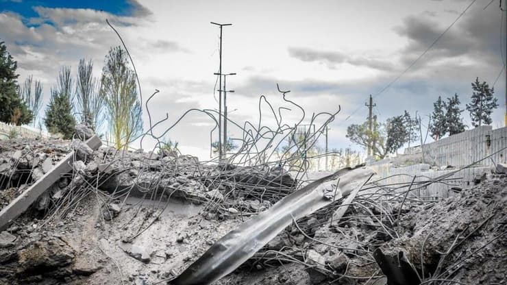 הנזקים בתקיפה של קו הרכבת אלבורז-זנג'אן באיראן מסילת הרכבת שהותקפה