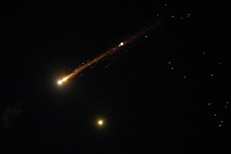 יירוט טיל איראני בשמי צפון הארץ (צילום: Ariel Schalit/AP) יירוט טיל איראני בשמי צפון הארץ