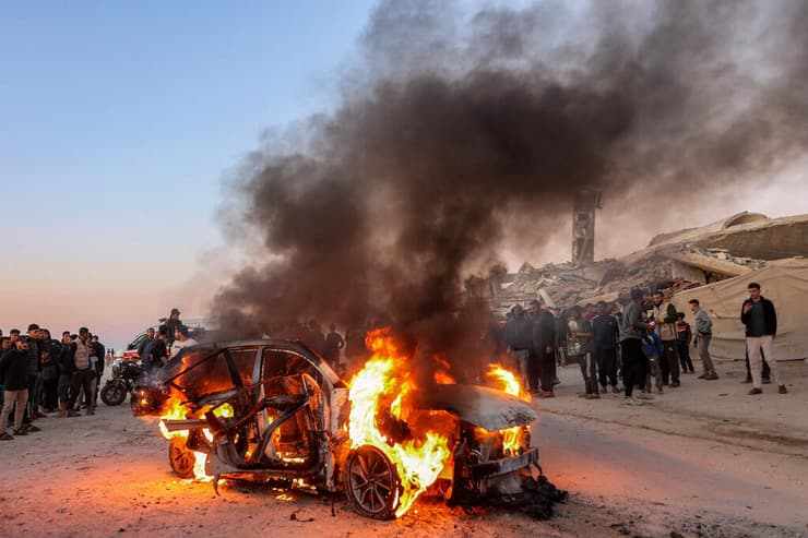 רכבו הבוער של העיתונאי הפלסטיני לאחר התקיפה