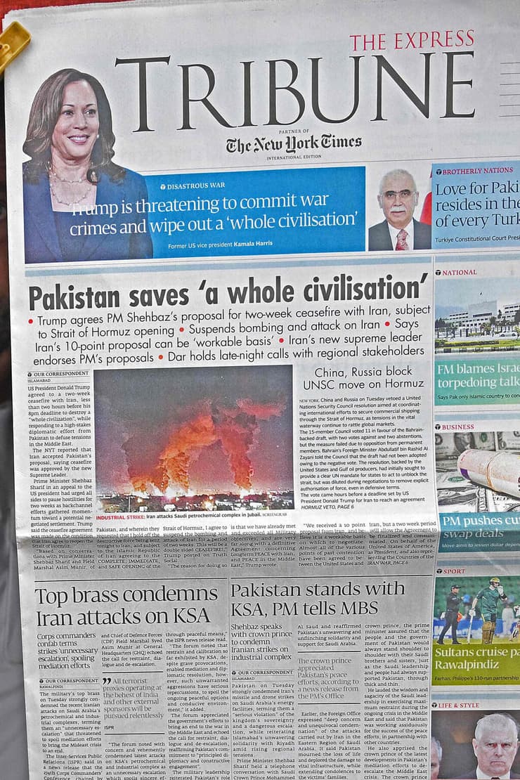 שער אחד העיתונים אתמול בפקיסטן. "הצלנו 'ציוויליזציה שלמה'" (צילום: Aamir QURESHI / AFP) העיתונים ב פקיסטן