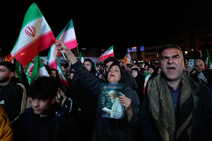 תומכי המשטר האיראני לאחר ההודעה על הפסקת האש (צילום: Vahid Salemi/AP) תומכי המשטר האיראני לאחר ההודעה על הפסקת האש