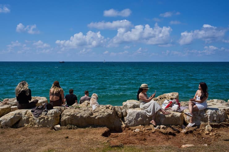 חוף הים בתל אביב (צילום: AP Photo/Oded Balilty) חוף הים בתל אביב
