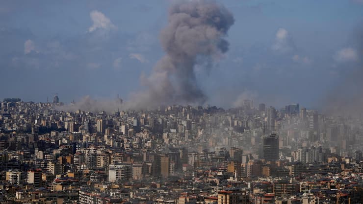 ביירות לבנון עשן תקיפות צה"ל (צילום: AP Photo/Hassan Ammar) ביירות לבנון עשן תקיפות צה"ל