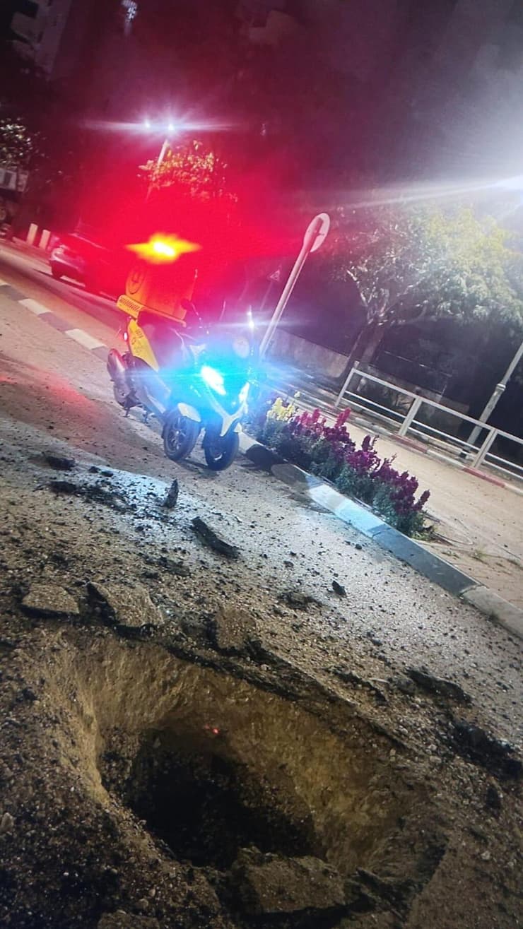 זירת נפילה בבאר שבע (צילום: תיעוד מבצעי מד"א) זירת נפילה בבאר שבע