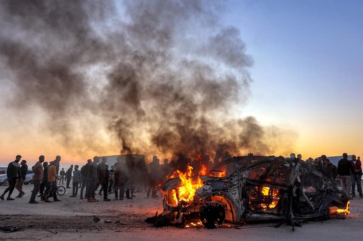 רכבו הבוער של העיתונאי הפלסטיני לאחר התקיפה