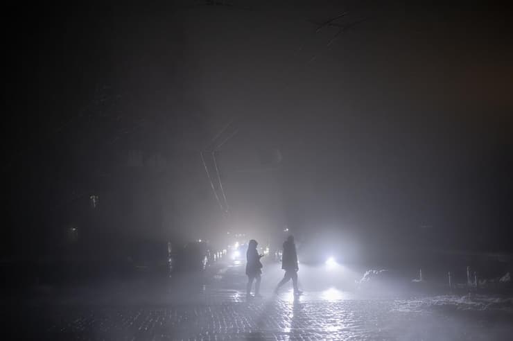 עלטה באוקראינה, מדינה שחווה מלחמה המשפיעה על מידת האור בשעות החשיכה