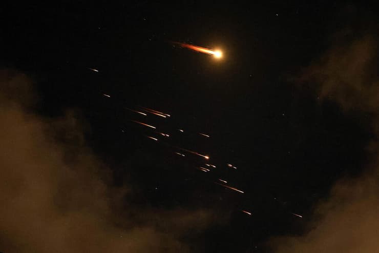 טיל מתפצל בשמי מרכז הארץ (צילום: Jack Guez/AFP) טיל מתפצל בשמי מרכז הארץ