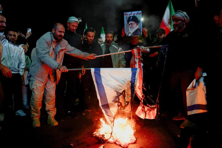 תומכי המשטר האיראני שורפים את דגל ישראל וארצות הברית לאחר ההודעה על הפסקת האש