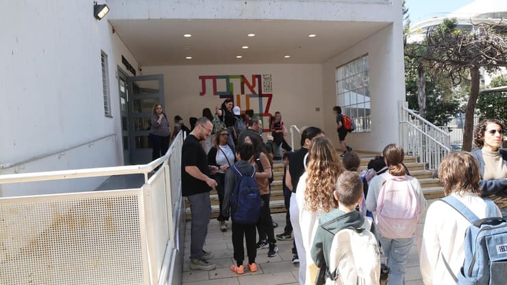 חזרה לבית הספר בלפור בתל אביב לאחר הפסקת האז עם איראן