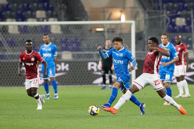 שחקן הפועל באר-שבע לוקאס ונטורה מול שחקן בני יהודה גולן בני