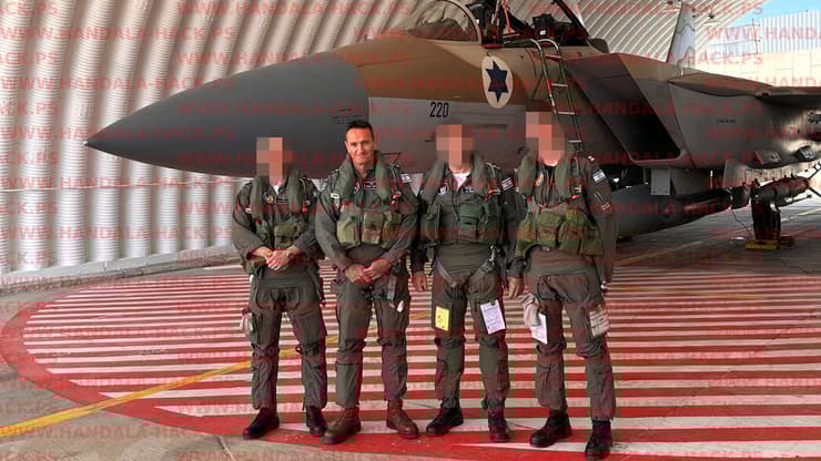 הרצי הלוי לצד טייסי חייל האוויר. התמונה שהודלפה במקור כוללת את הטייסים בפנים גלויות