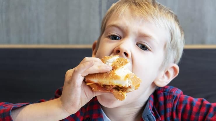 ילד אוכל המבורגר