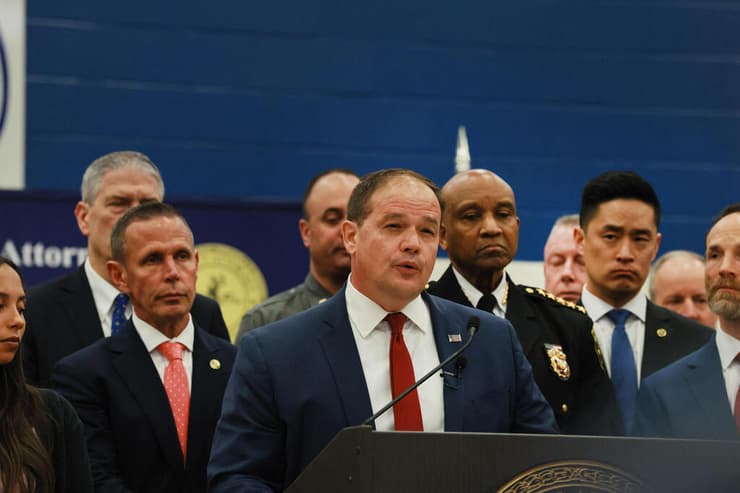 ארה"ב ניו יורק התובע המחוזי ריי טירני פרשת רקס הוירמן רוצח סדרתי גילגו ביץ'