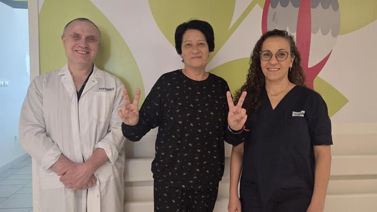 מימין: ד"ר אורית רז מנהלת המחלקה לאורולוגיה באסותא אשדוד, המטופלת אוליאנה שבלה וד"ר יגאל באלטה