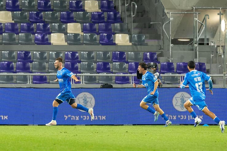 שחקני בני יהודה חוגגים עם אדר רטנר