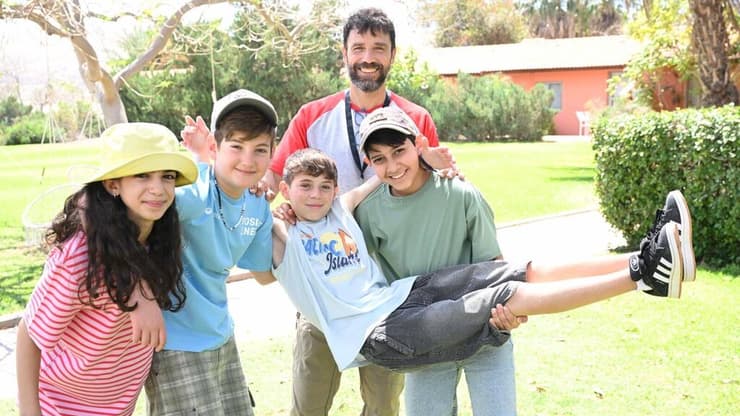 "חשבתי שזאת סדרת נוער שגרתית, ואז הבנתי שיש בה עומק". מתוך "קייטנה של החיים" (צילום: חורחה נובומינסקי, באדיבות כאן חינוכית) מתוך "קייטנה של החיים"