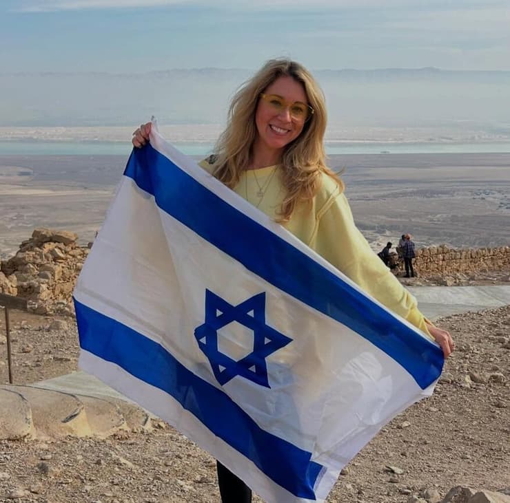 ד״ר לוגן לבקוף עם דגל ישראל במצדה