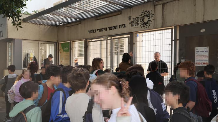 חזרה לבית הספר בלפור בתל אביב לאחר הפסקת האז עם איראן