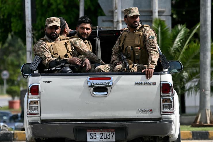 חיילים הבוקר באיסלאמאבאד, שם תוגברה האבטחה לקראת השיחות (צילום: Aamir QURESHI / AFP) חיילים ב איסלאמאבאד פקיסטן אבטחה מוגברת באזור האדום בעיר לקראת שיחות בין ארה" ל איראן