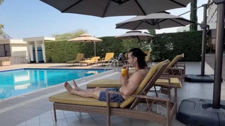 על שפת הבריכה במלון בעיר הבירה